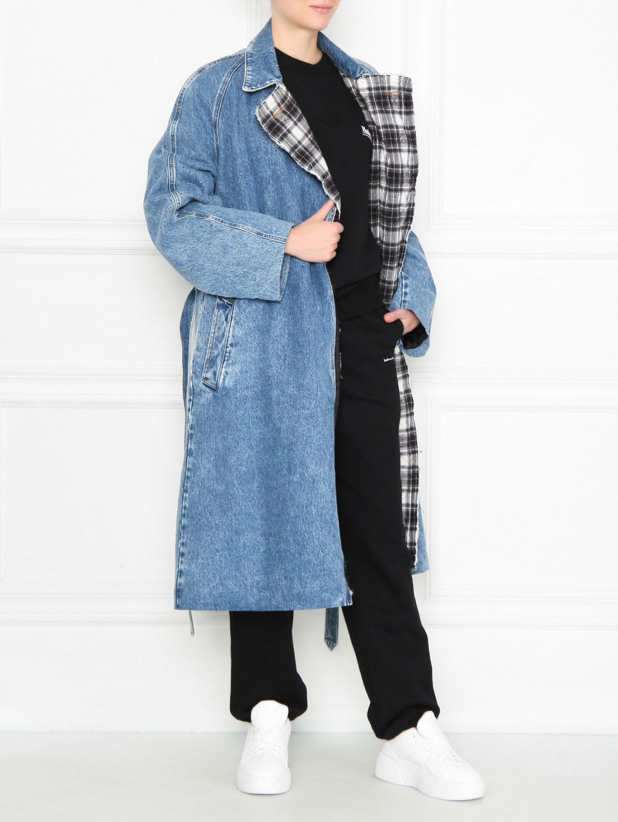 Джинсовое пальто из хлопка на контрастной подкладе Balenciaga  –  МодельОбщийВид  – Цвет:  Синий