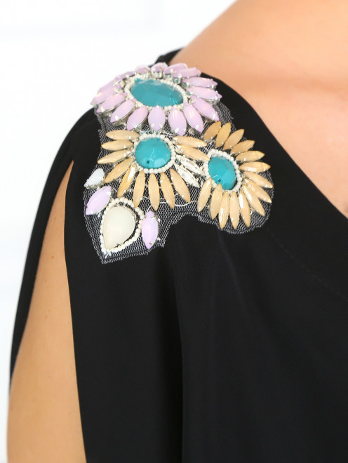 Платье свободного фасона с плечами, декорированными кристаллами - Деталь