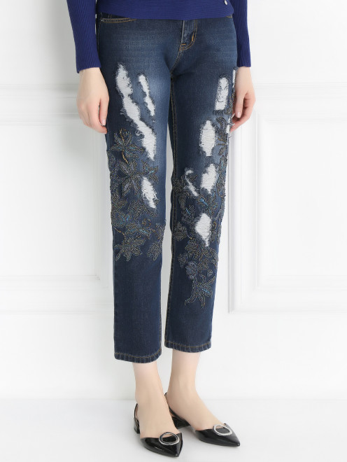 Укороченные джинсы с потертостями и вышивкой из бисера - Модель Верх-Низ